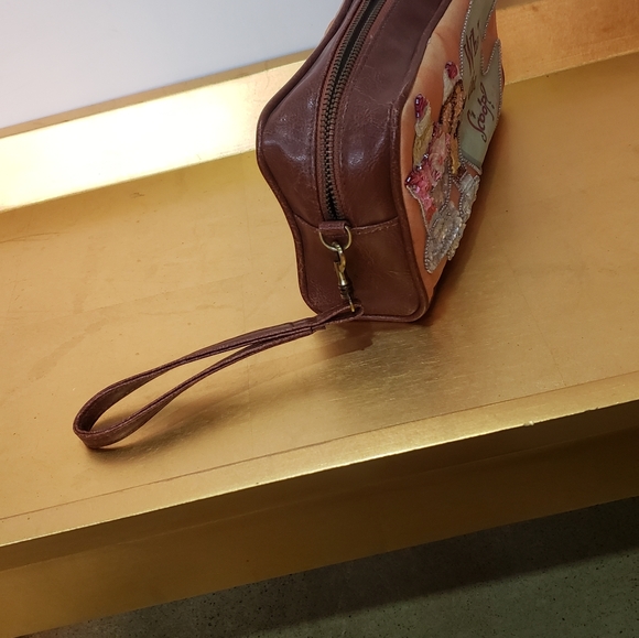 Isabella Fiore "Whats the Scoop" Case - Picture 3 of 12